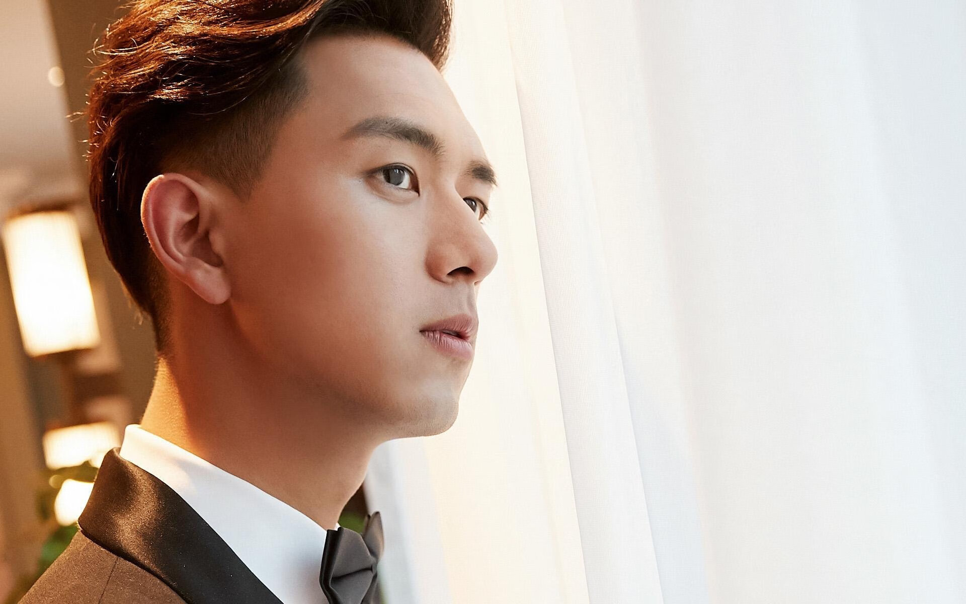 “宽板滑水:东三叉湖赛场掀起水上运动新风潮”